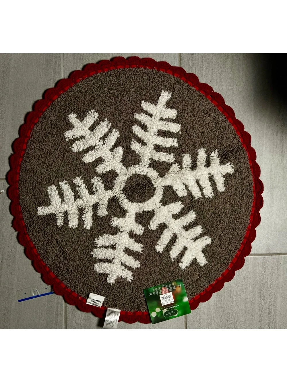 St. Nicholas Square Snowflake Bath Rug 24 inch Round Brown and Red